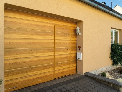 design garážových vrat drážka s integrovaným vstupem